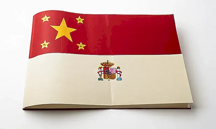 Una hoja de papel A4 con letras serif en tamaños variables de texto y negrita sobre un fondo blanco desgastado
