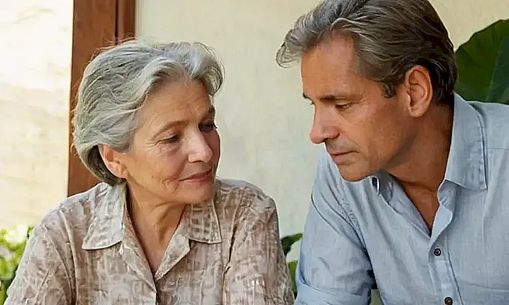 Una pareja gris y mayormente abuela y anciano están relajados juntos en un ambiente hogareño