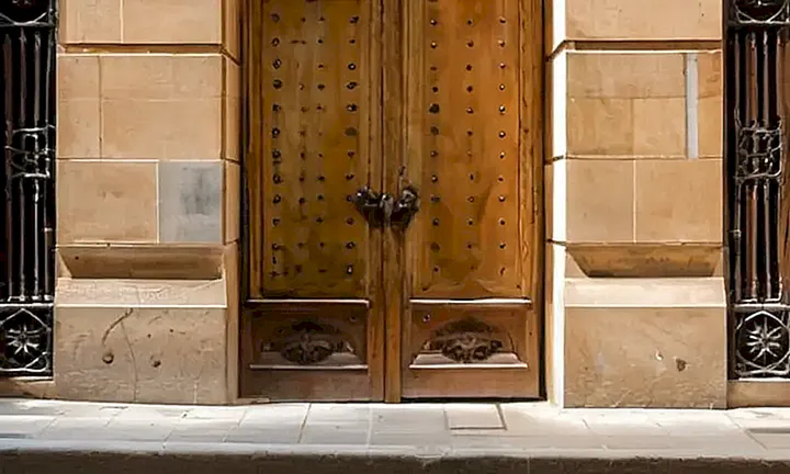 La fachada de un antiguo edificio barcelonés combina detalles de arquitectura del siglo XVIII con elementos modernos a la perfección