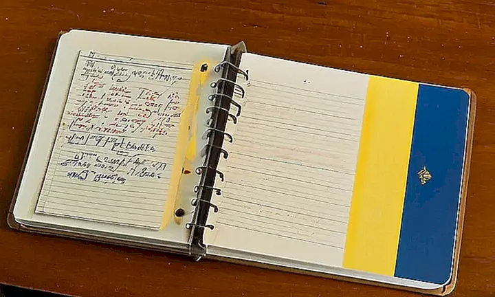 Una estantería es escritorio con una iluminación tenue que destaca el desorden de un espacio de trabajo