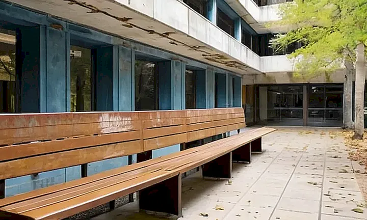 En la ciudad aparece una antigua oficina gubernamental con un exterior de piedra yuxtapuesto con escenas cotidianas tranquilas