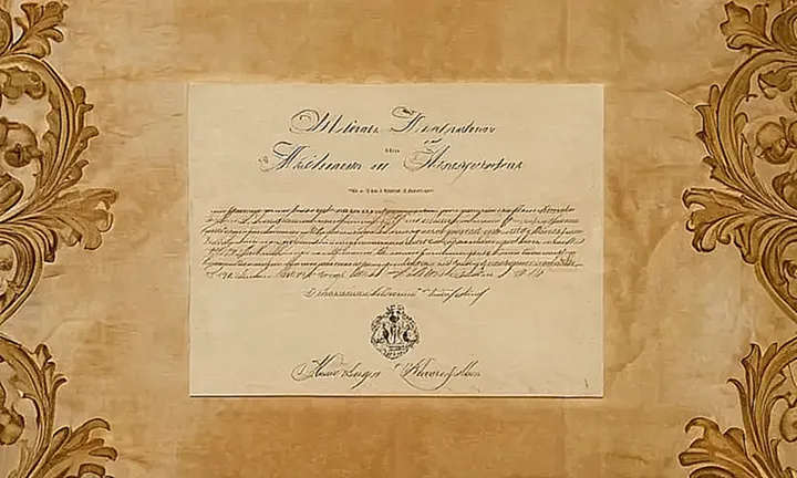 El documento cuenta con detalles como sellos, firmas y fotografías antiguas que reflejan la nobleza y riqueza de un momento histórico