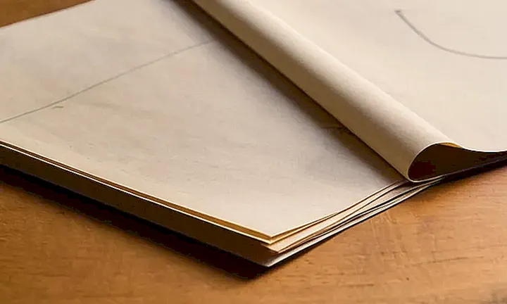 Un documento en una mesa desgastada, con marcas de uso y deterioro evidentes