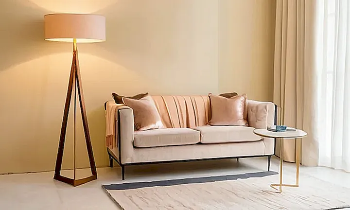 Un libro con letras de oro descansa en una sofas con sofá tapizado y sillas adornadas, rodeado por detalles antiguos que sugieren un ambiente acogedor