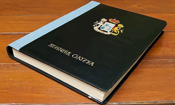 Se trata de un cuaderno oficial en blanco y negro sobre la oficina