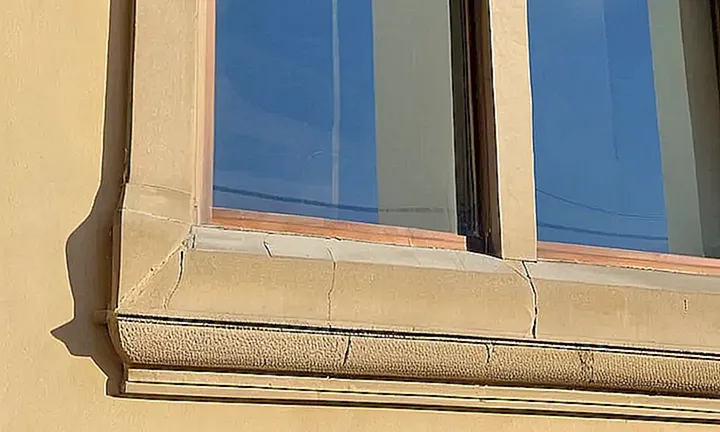 El edificio municipal tiene paredes de pintura blanca desgastada y ventanas que proyectan una luz cálida sobre los archivos polvorientos sobre el escritorio