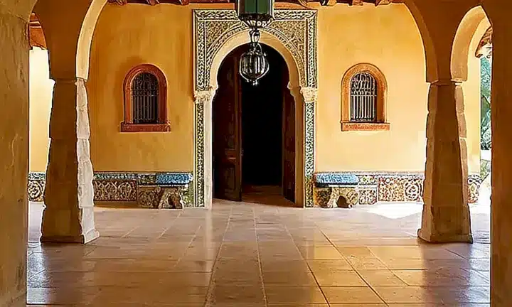 Una fachada de un edificio colonial español muestra detalles arquitectónicos refinados y una atmósfera acogedora