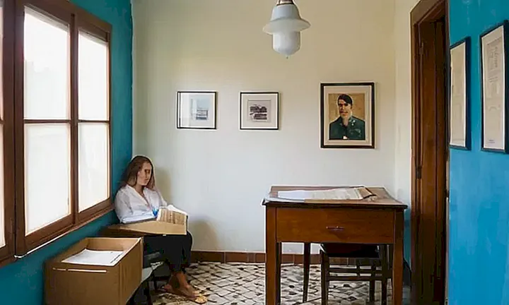 La habitación es un espacio minimalista donde se superponen elementos de estilo europeo y americanos