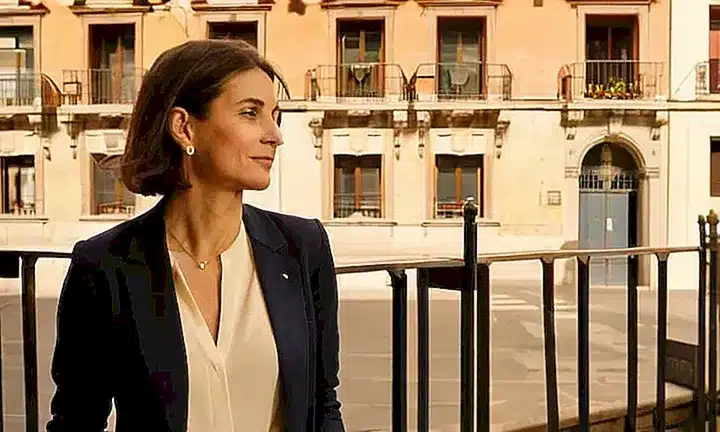 Una mujer de edad madura se para en una acera del centro histórico de Barcelona después del atardecer