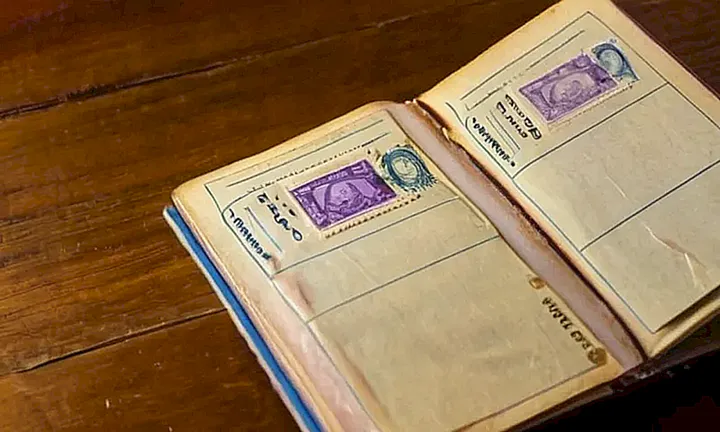 El pasaporte estaba exhausto, con huellas digitales y fechas de viaje visibles en sus páginas desgastadas