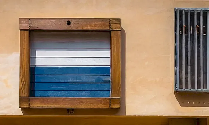 Un edificio moderno de ladrillos grises alberga el Ayuntamiento de Palma con un diseño sencillo y minimalist