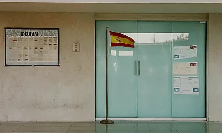 Un edificio oficial envejecido con elementos ornamentales y un interior minimalista muestra la rutina burocrática de una oficina gubernamental