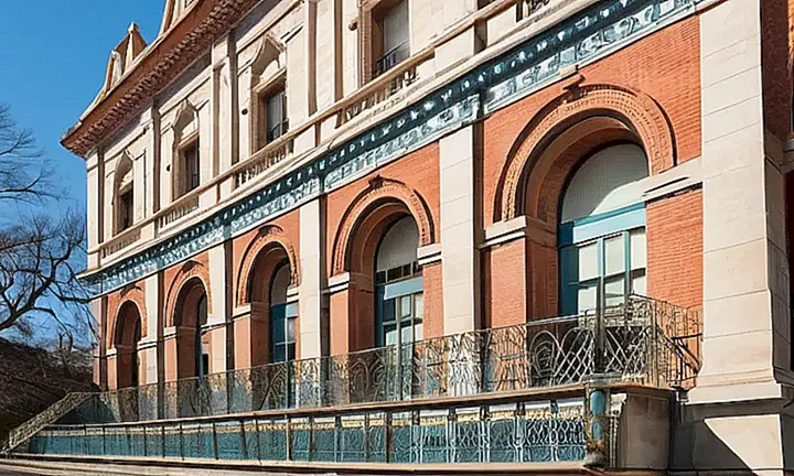 Un edificio municipal de fachada azul claro y detalles arquitectónicos del siglo XIX se alza en el centro urbano