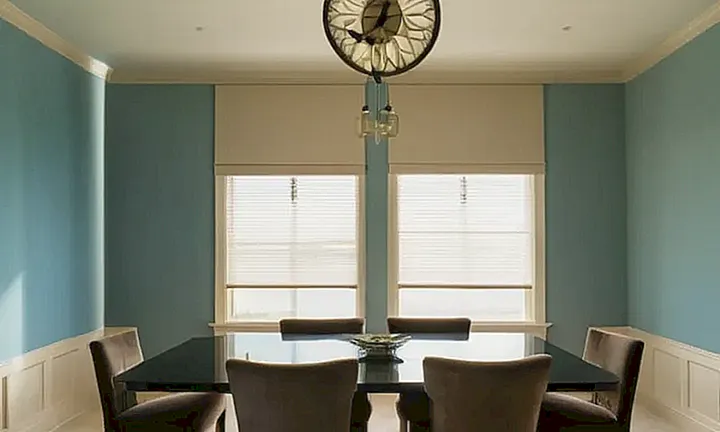 La habitación mantiene una atmósfera cálida con crema y beige, adornada de forma simple