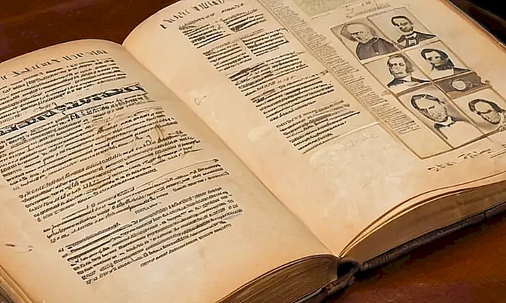 Un antiguo libro de piel marrón contiene información sobre la historia y el gobierno de Estados Unidos