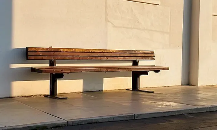 En el escenario se percibe un atardecer de mediados de la tarde con una mezcla de luces amarillentas de la lámpara y el cielo invisible detrás