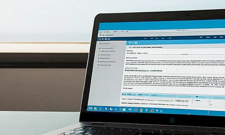 La imagen muestra un laptop y una pantalla de smartphone con un fondo de papeles y documentos dispersos