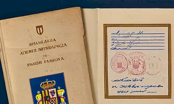 La portada de la guía muestra un diseño agotado y desgastado con imágenes del pasaporte español