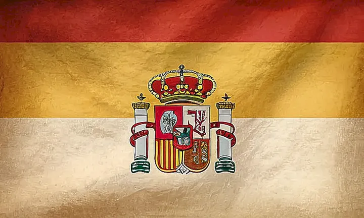 El diseño tiene un fondo crema con bloques de tipo en Arial y una bandera española suavemente ondulada al costado
