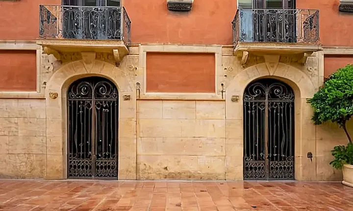 La fachada de la edificio presenta una armoniosa combinación de elementos naturales y adornos ornamentados