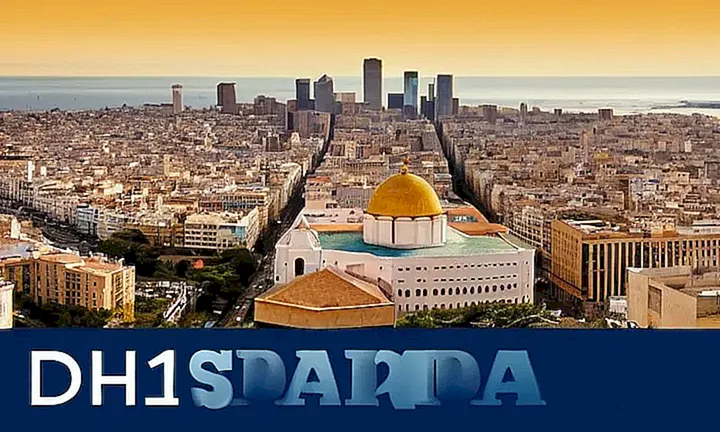 La imagen de la bandera digital tiene un fondo azul-verdoso, título centralizado en tipo Arial negrita y tamaño 36pt, y contenido adicional con gráficos y texto en el margen inferior en dos colores