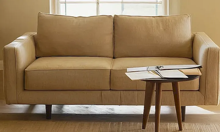 Una habitación minimalista iluminada por el sol baña un mueble con documentación y útiles de escritura dispersos por la superficie