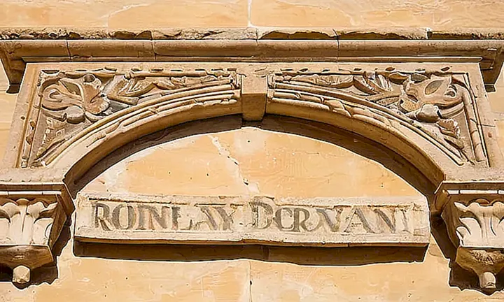 Un antiguo arco romano iluminado por el sol cuelga sobre un entorno de madera desgastada y páginas arrugadas