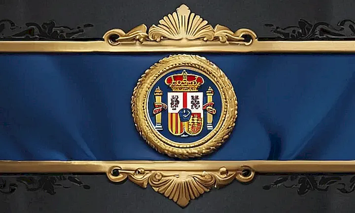 La bandera de España se muestra sobre un fondo gradualmente pasando del beis al azul claro con un banner plateado que destaca el texto Filiación directa por origen en blanco