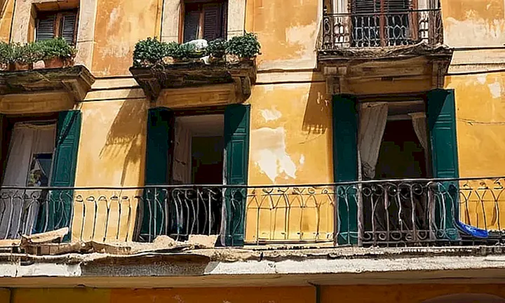 El barrio es un panorama triste y decadente con fachadas de piedra ajados, detalles dañados por el tiempo