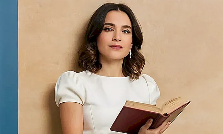 El cartel muestra a una mujer elegante sentada en un sillón, con confianza y determinación, rodeada de iconos españoles