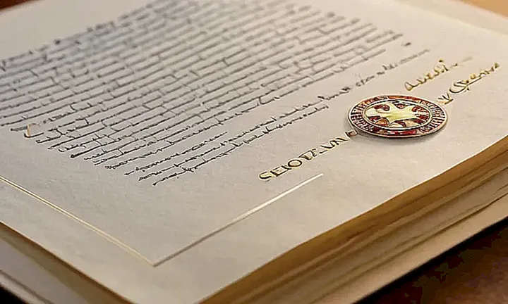 La imagen muestra un documento colonial con texto en Calibri y el escudo de armas de una nación realista de tonos suaves