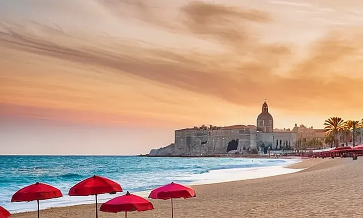Un banner granate con un fondo de cielo crepuscular sobre una costa española sosegada