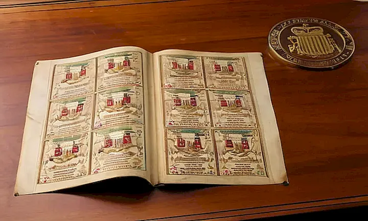 Un antiguo documento gubernamental en un escritorio de madera sucia