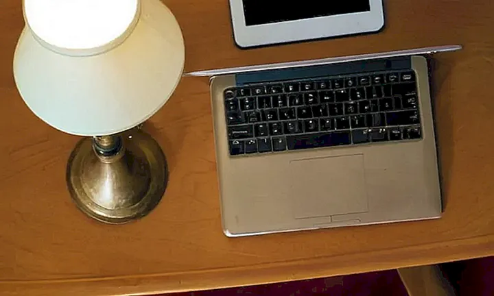 Una pc en una mesa atestada está con un título de página destacado en la pantalla