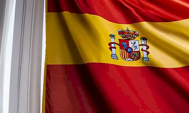 Un documento digitalizado sobre cómo obtener la ciudadanía española se encuentra en una habitación con suave iluminación