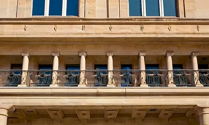 El edificio gubernamental tiene un frente enfurruñado con una textura de piedra caliza desgastada