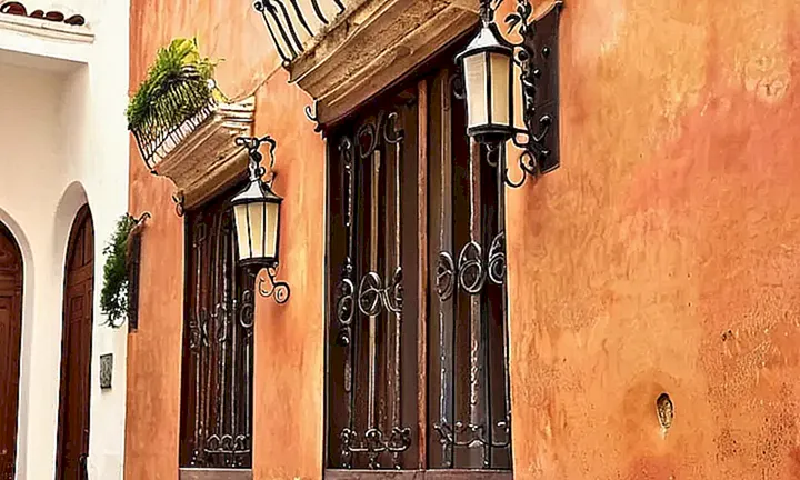 La arquitectura colonial española ostenta una belleza exhausta caracterizada por detalles ornamentales desgastados y colores vivos