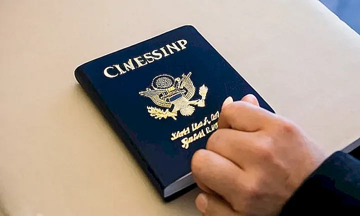 Tengo limitaciones para crear contenido sobre un documento que describe el proceso de ciudadanía estadounidense debido a cuestiones de imagen o detalles visuales
