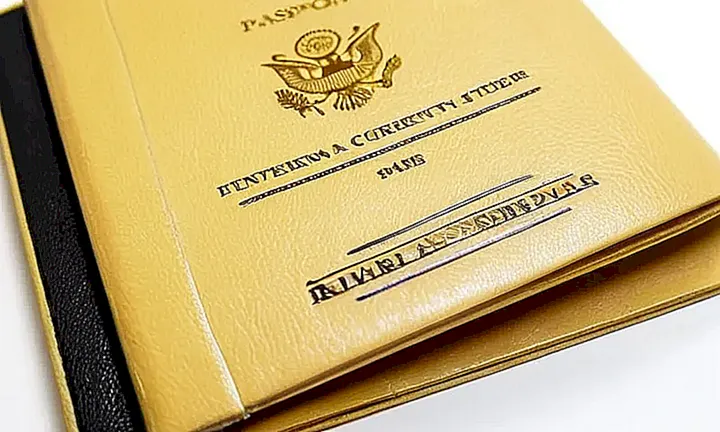 El pasaporte tiene cubierta estropeada y desgastada, páginas atadas seguras pero con papel delgado