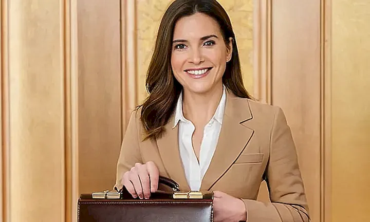 La página de portada es un diseño elegante en oro mate que incluye elementos como gradientes y patrones embossados, imágenes suavemente integradas y detalles realistas