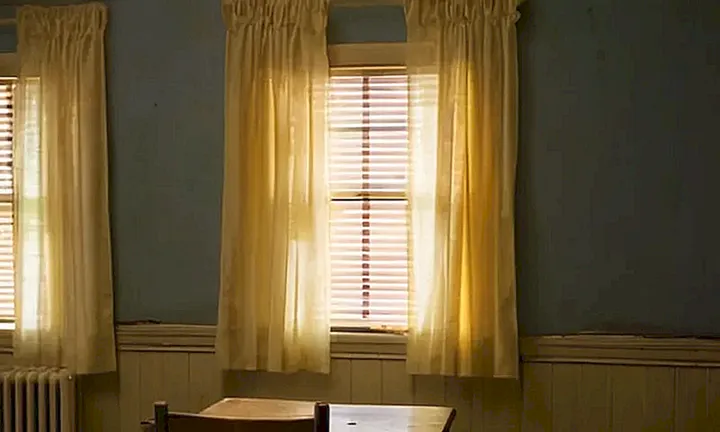 La habitación muestra una decoración sencilla y desgastada