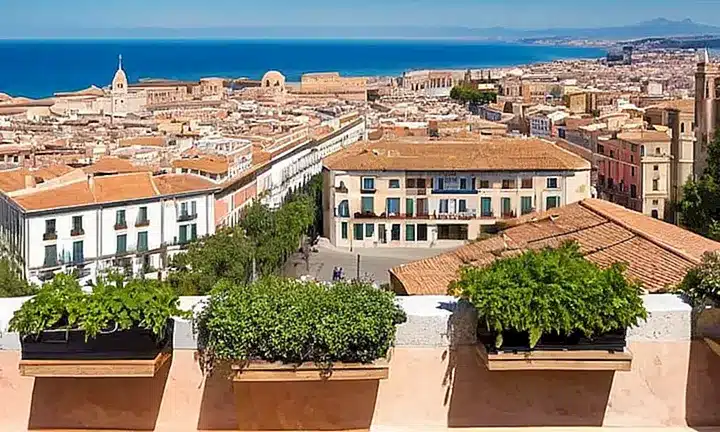 La imagen muestra una comparación de dos ciudades europeas, España e Italia, con sus respectivas arquitecturas y paisajes urbanos