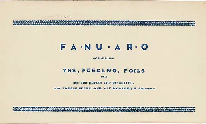 La tapa tiene un fondo de papel texturizado y desgastado que se arrolla alrededor del título con letras azuladas y suavemente oscuras