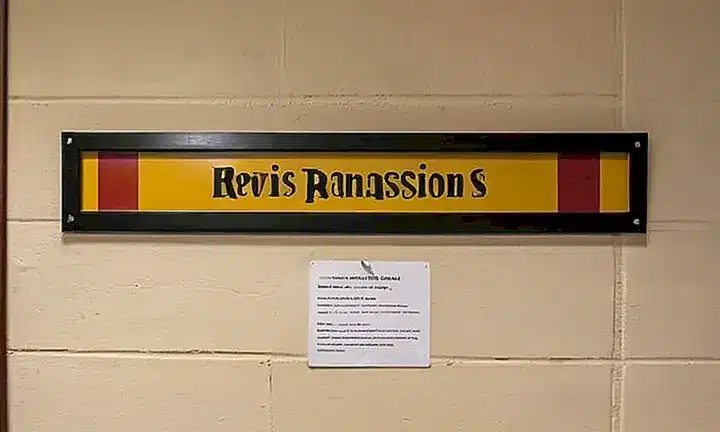 La descripción es de una oficina con un diseño típicamente argentino, caracterizada por colores neutros y detalles industriales que transmiten un ambiente práctico
