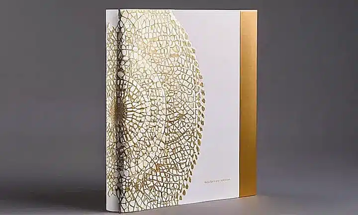 La portada del libro presenta un diseño minimalista con título en 22 puntos en el centro y una línea de texto plateada embajada, sobre un fondo gris oscuro con patrón intrincado