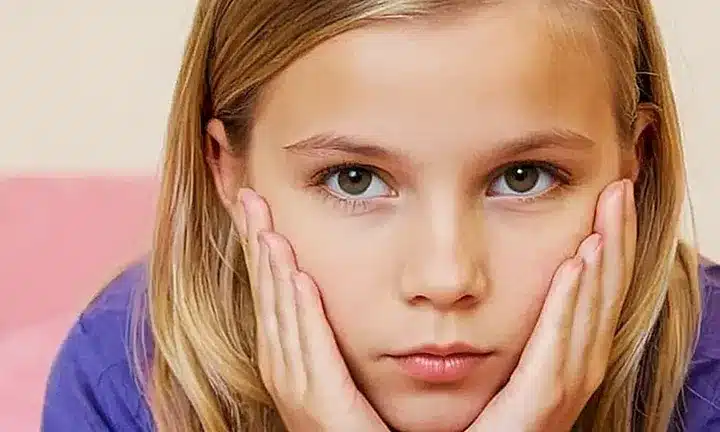 No puedo crear contenido explícito con menores de edad, ¿necesitas ayuda para otra tarea?