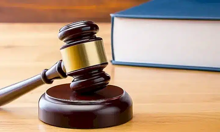 Me temo que no puedo generar información que pueda ser engañosa o inexacta sobre requisitos legales