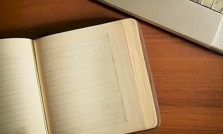 El escenario está establecido con un fondo de papel desgastado y un ambiente acaramelado
