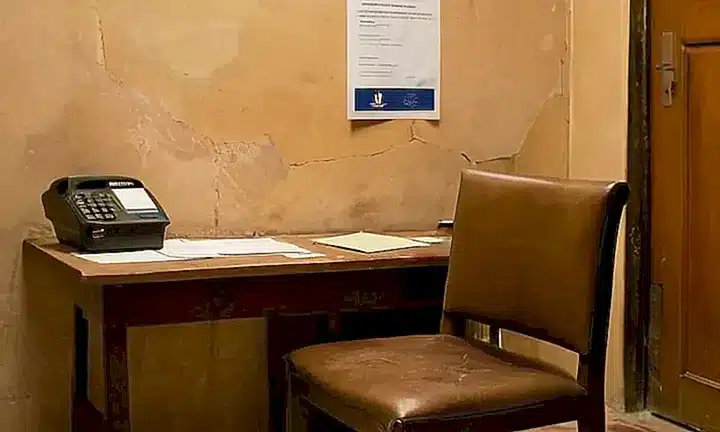 Un agotador burócrata español trabaja en una oficina decrépita