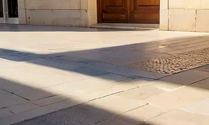La imagen muestra un libro abierto con fotos de Madrid en una pantalla de iPhone cerca por encima